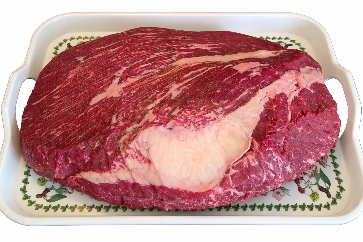 Brisket crudo nel vassoio prima della preparazione